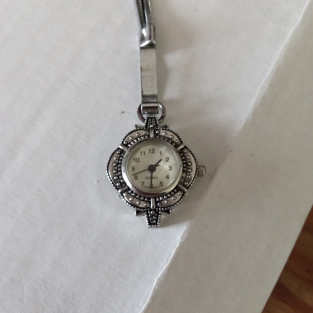 Watch pendant with clip chain. Quartz